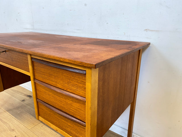 Stilvoller freistehender skandinavischer Mid-Century Schreibtisch in Teakholz mit Schubladen & Holzgriffen