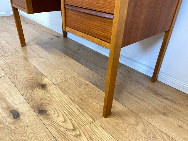 Stilvoller freistehender skandinavischer Mid-Century Schreibtisch in Teakholz mit Schubladen & Holzgriffen