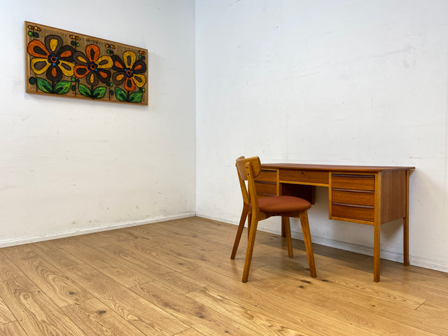 Stilvoller freistehender skandinavischer Mid-Century Schreibtisch in Teakholz mit Schubladen & Holzgriffen