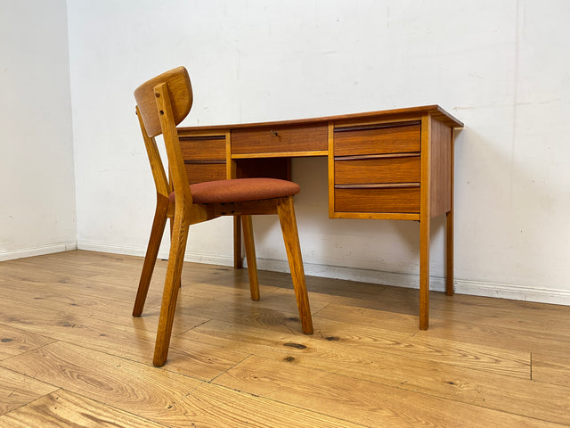 Stilvoller freistehender skandinavischer Mid-Century Schreibtisch in Teakholz mit Schubladen & Holzgriffen