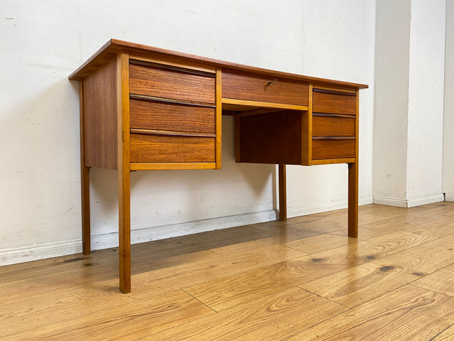 Stilvoller freistehender skandinavischer Mid-Century Schreibtisch in Teakholz mit Schubladen & Holzgriffen