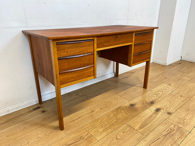 Stilvoller freistehender skandinavischer Mid-Century Schreibtisch in Teakholz mit Schubladen & Holzgriffen