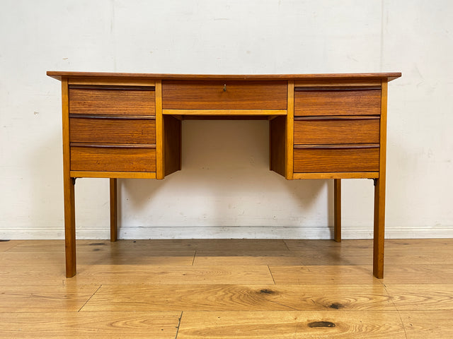 Stilvoller freistehender skandinavischer Mid-Century Schreibtisch in Teakholz mit Schubladen & Holzgriffen