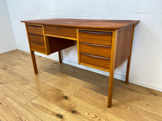 Stilvoller freistehender skandinavischer Mid-Century Schreibtisch in Teakholz mit Schubladen & Holzgriffen