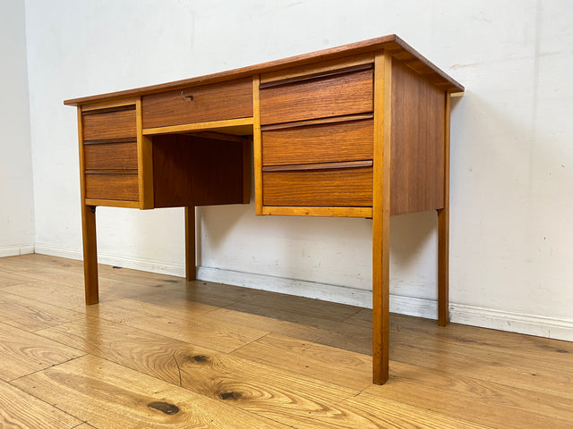 Stilvoller freistehender skandinavischer Mid-Century Schreibtisch in Teakholz mit Schubladen & Holzgriffen