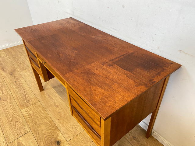 Stilvoller freistehender skandinavischer Mid-Century Schreibtisch in Teakholz mit Schubladen & Holzgriffen