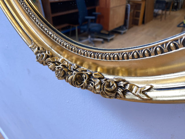 Eleganter großer ovaler Vintage Wandspiegel im antiken Stil mit goldenem Holz Rahmen mit Stuck Dekoration