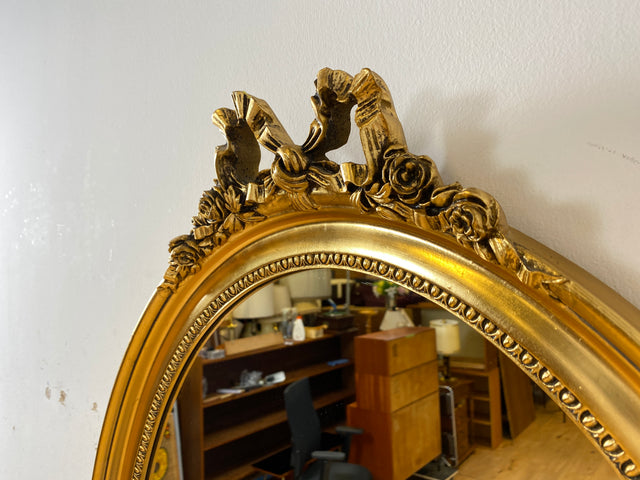 Eleganter großer ovaler Vintage Wandspiegel im antiken Stil mit goldenem Holz Rahmen mit Stuck Dekoration