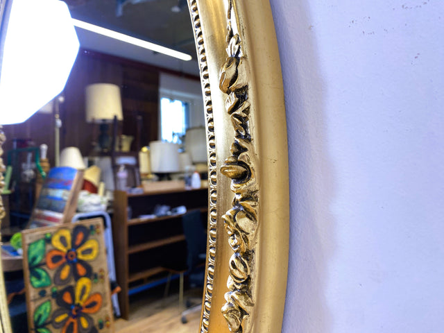 Eleganter großer ovaler Vintage Wandspiegel im antiken Stil mit goldenem Holz Rahmen mit Stuck Dekoration