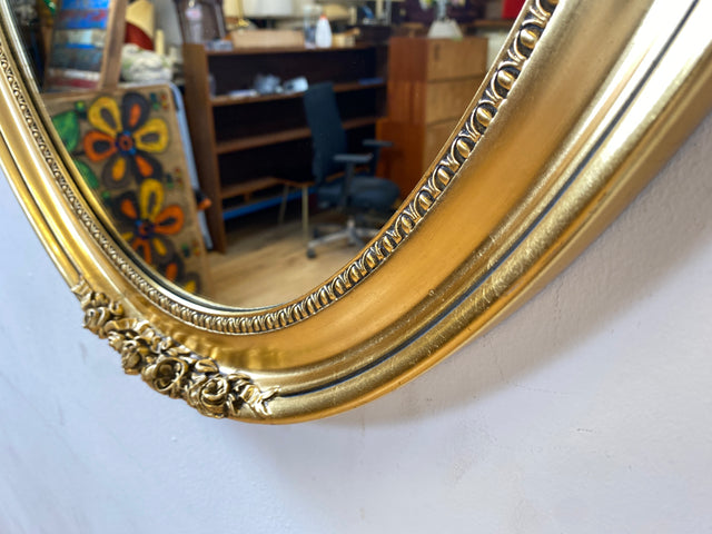 Eleganter großer ovaler Vintage Wandspiegel im antiken Stil mit goldenem Holz Rahmen mit Stuck Dekoration