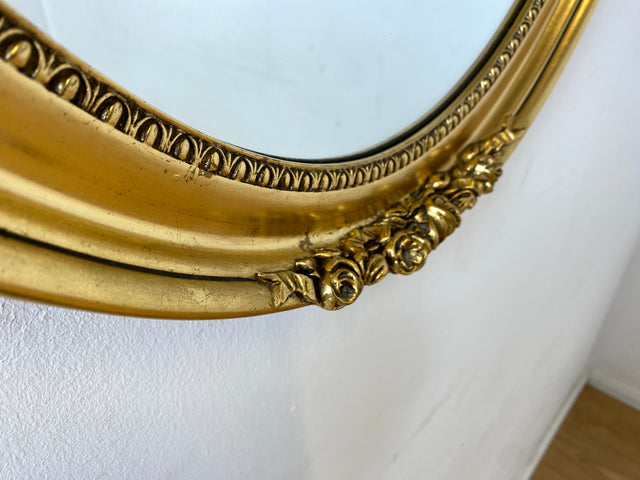 Eleganter großer ovaler Vintage Wandspiegel im antiken Stil mit goldenem Holz Rahmen mit Stuck Dekoration