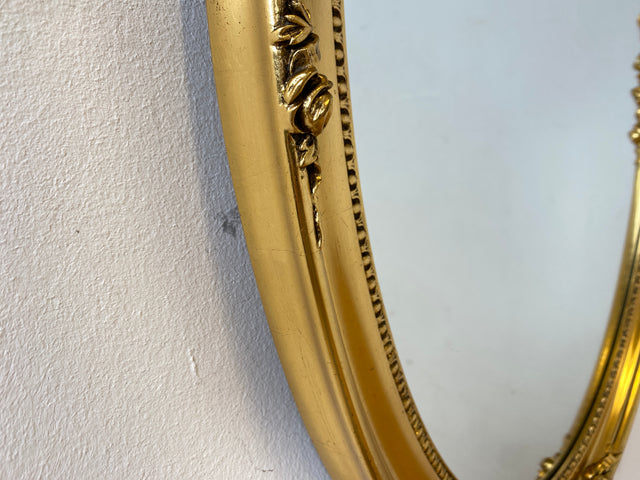 Eleganter großer ovaler Vintage Wandspiegel im antiken Stil mit goldenem Holz Rahmen mit Stuck Dekoration