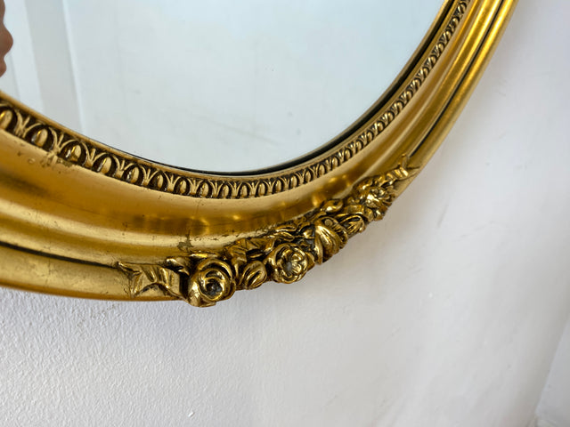 Eleganter großer ovaler Vintage Wandspiegel im antiken Stil mit goldenem Holz Rahmen mit Stuck Dekoration