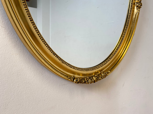 Eleganter großer ovaler Vintage Wandspiegel im antiken Stil mit goldenem Holz Rahmen mit Stuck Dekoration