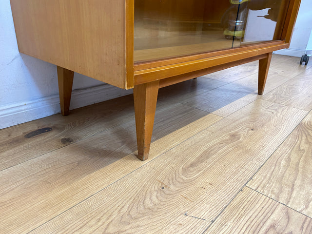 Formschöne helle 60er Jahre Vitrine mit Schiebegläsern und verstellb. Regalböden I Glasvitrine Highboard Büchervitrine Bücherregal Regal Geschirrschrank Vintage Mid-Century I