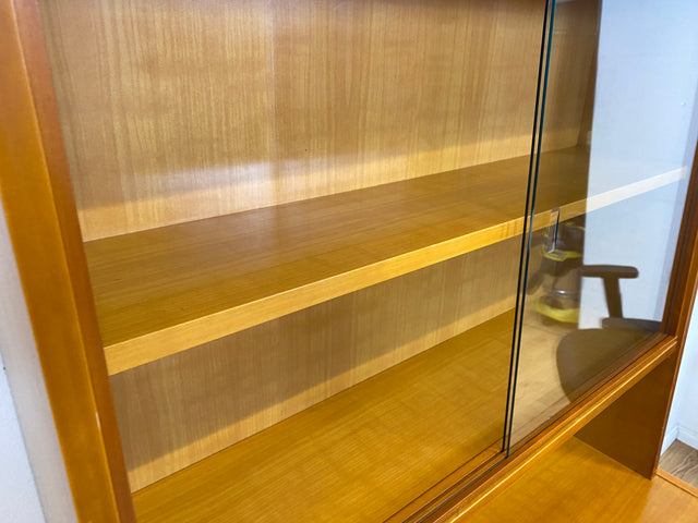 Formschöne helle 60er Jahre Vitrine mit Schiebegläsern und verstellb. Regalböden I Glasvitrine Highboard Büchervitrine Bücherregal Regal Geschirrschrank Vintage Mid-Century I