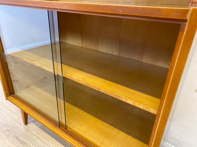 Formschöne helle 60er Jahre Vitrine mit Schiebegläsern und verstellb. Regalböden I Glasvitrine Highboard Büchervitrine Bücherregal Regal Geschirrschrank Vintage Mid-Century I