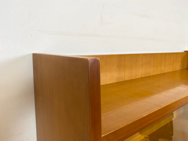 Formschöne helle 60er Jahre Vitrine mit Schiebegläsern und verstellb. Regalböden I Glasvitrine Highboard Büchervitrine Bücherregal Regal Geschirrschrank Vintage Mid-Century I