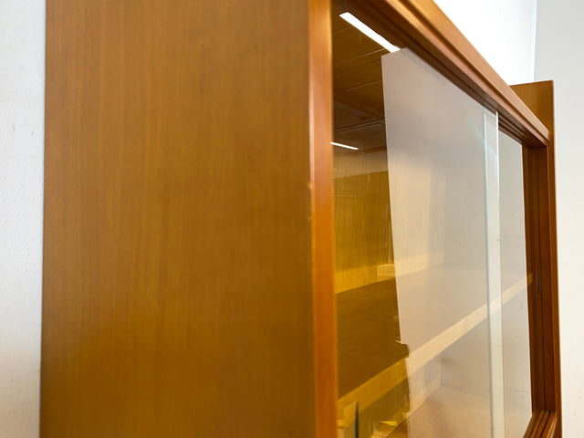 Formschöne helle 60er Jahre Vitrine mit Schiebegläsern und verstellb. Regalböden I Glasvitrine Highboard Büchervitrine Bücherregal Regal Geschirrschrank Vintage Mid-Century I