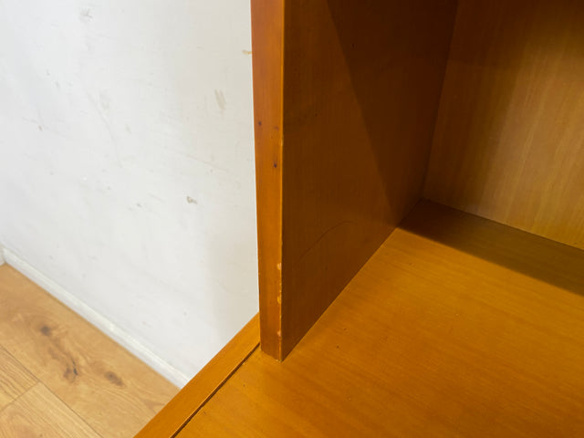 Formschöne helle 60er Jahre Vitrine mit Schiebegläsern und verstellb. Regalböden I Glasvitrine Highboard Büchervitrine Bücherregal Regal Geschirrschrank Vintage Mid-Century I