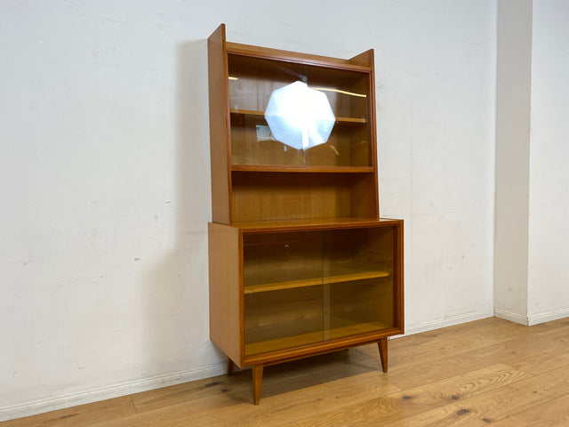 Formschöne helle 60er Jahre Vitrine mit Schiebegläsern und verstellb. Regalböden I Glasvitrine Highboard Büchervitrine Bücherregal Regal Geschirrschrank Vintage Mid-Century I