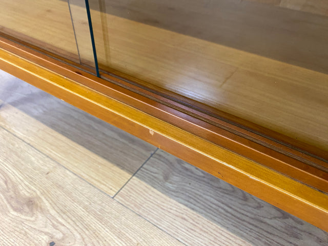 Formschöne helle 60er Jahre Vitrine mit Schiebegläsern und verstellb. Regalböden I Glasvitrine Highboard Büchervitrine Bücherregal Regal Geschirrschrank Vintage Mid-Century I