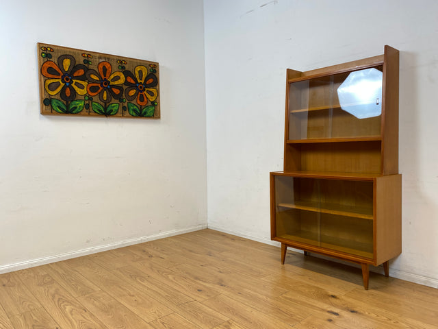 Formschöne helle 60er Jahre Vitrine mit Schiebegläsern und verstellb. Regalböden I Glasvitrine Highboard Büchervitrine Bücherregal Regal Geschirrschrank Vintage Mid-Century I