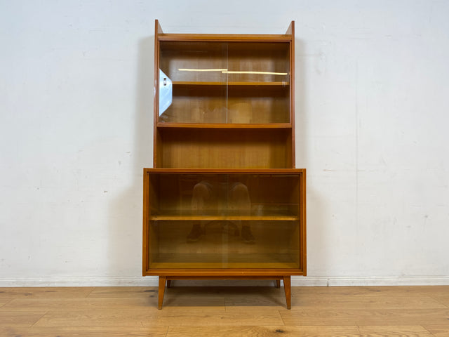 Formschöne helle 60er Jahre Vitrine mit Schiebegläsern und verstellb. Regalböden I Glasvitrine Highboard Büchervitrine Bücherregal Regal Geschirrschrank Vintage Mid-Century I