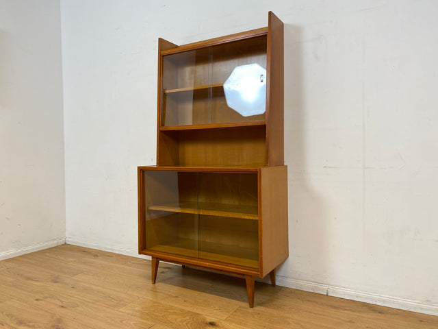 Formschöne helle 60er Jahre Vitrine mit Schiebegläsern und verstellb. Regalböden I Glasvitrine Highboard Büchervitrine Bücherregal Regal Geschirrschrank Vintage Mid-Century I