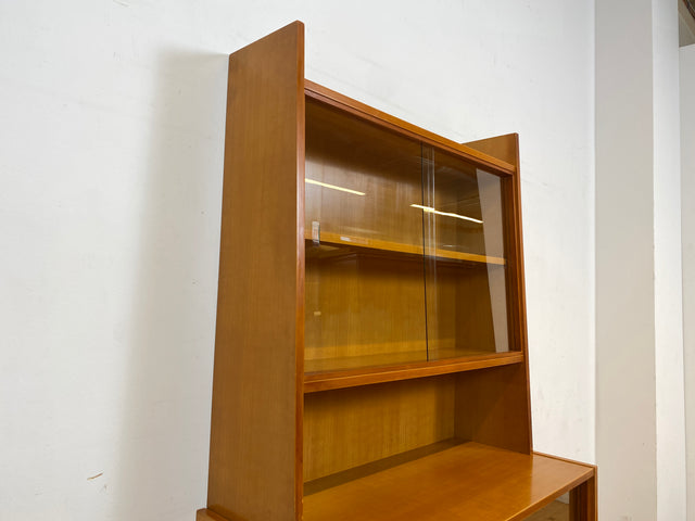 Formschöne helle 60er Jahre Vitrine mit Schiebegläsern und verstellb. Regalböden I Glasvitrine Highboard Büchervitrine Bücherregal Regal Geschirrschrank Vintage Mid-Century I