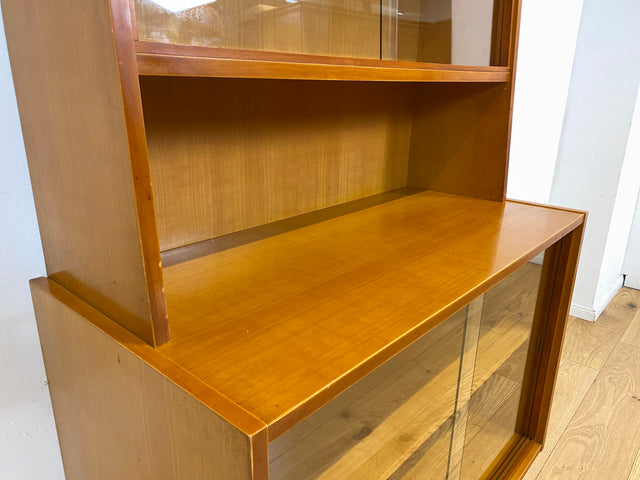 Formschöne helle 60er Jahre Vitrine mit Schiebegläsern und verstellb. Regalböden I Glasvitrine Highboard Büchervitrine Bücherregal Regal Geschirrschrank Vintage Mid-Century I