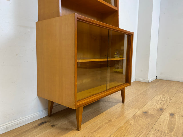 Formschöne helle 60er Jahre Vitrine mit Schiebegläsern und verstellb. Regalböden I Glasvitrine Highboard Büchervitrine Bücherregal Regal Geschirrschrank Vintage Mid-Century I