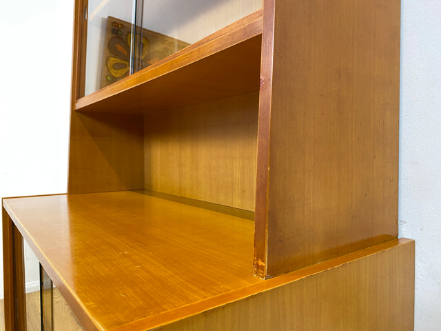Formschöne helle 60er Jahre Vitrine mit Schiebegläsern und verstellb. Regalböden I Glasvitrine Highboard Büchervitrine Bücherregal Regal Geschirrschrank Vintage Mid-Century I