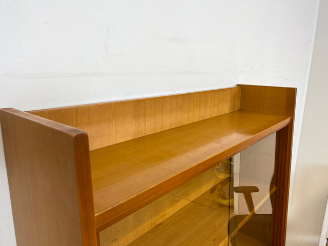 Formschöne helle 60er Jahre Vitrine mit Schiebegläsern und verstellb. Regalböden I Glasvitrine Highboard Büchervitrine Bücherregal Regal Geschirrschrank Vintage Mid-Century I
