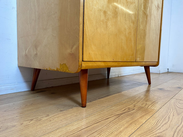 Minimalistischer heller 60er Jahre Kleiderschrank mit Kleiderstange und konischen Füßen