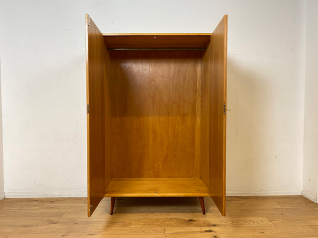 Minimalistischer heller 60er Jahre Kleiderschrank mit Kleiderstange und konischen Füßen I Schrank Schlafzimmerschrank Wardrobe Garderobenschrank Vintage Mid-Century Retro I