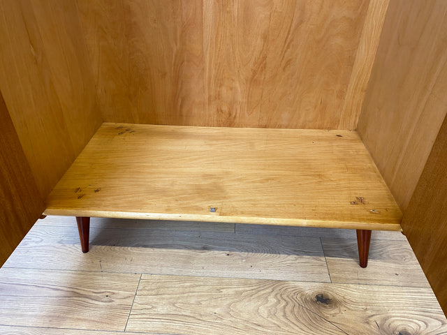 Minimalistischer heller 60er Jahre Kleiderschrank mit Kleiderstange und konischen Füßen I Schrank Schlafzimmerschrank Wardrobe Garderobenschrank Vintage Mid-Century Retro I