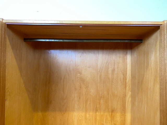 Minimalistischer heller 60er Jahre Kleiderschrank mit Kleiderstange und konischen Füßen