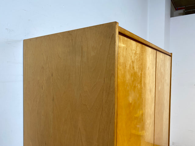 Minimalistischer heller 60er Jahre Kleiderschrank mit Kleiderstange und konischen Füßen I Schrank Schlafzimmerschrank Wardrobe Garderobenschrank Vintage Mid-Century Retro I