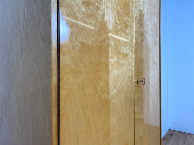 Minimalistischer heller 60er Jahre Kleiderschrank mit Kleiderstange und konischen Füßen I Schrank Schlafzimmerschrank Wardrobe Garderobenschrank Vintage Mid-Century Retro I