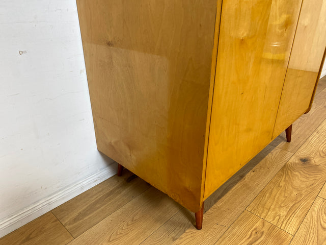Minimalistischer heller 60er Jahre Kleiderschrank mit Kleiderstange und konischen Füßen I Schrank Schlafzimmerschrank Wardrobe Garderobenschrank Vintage Mid-Century Retro I