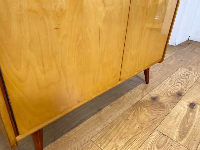 Minimalistischer heller 60er Jahre Kleiderschrank mit Kleiderstange und konischen Füßen I Schrank Schlafzimmerschrank Wardrobe Garderobenschrank Vintage Mid-Century Retro I