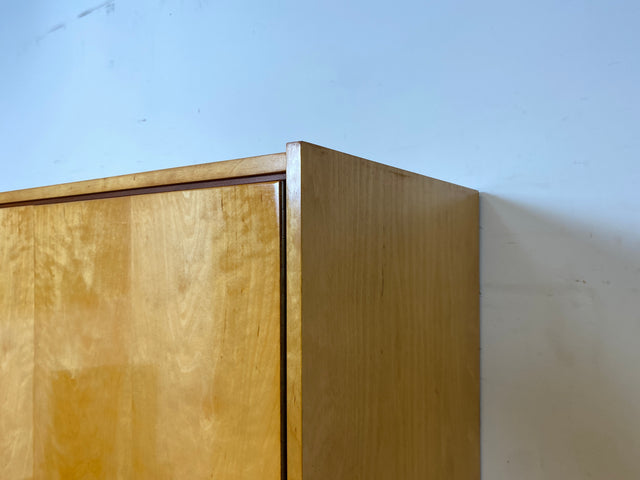 Minimalistischer heller 60er Jahre Kleiderschrank mit Kleiderstange und konischen Füßen I Schrank Schlafzimmerschrank Wardrobe Garderobenschrank Vintage Mid-Century Retro I