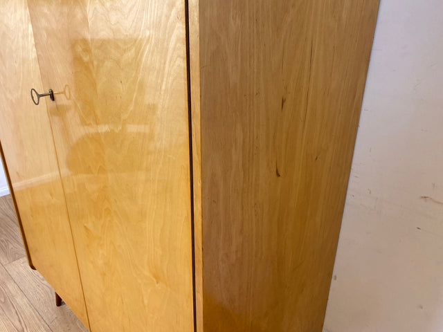 Minimalistischer heller 60er Jahre Kleiderschrank mit Kleiderstange und konischen Füßen I Schrank Schlafzimmerschrank Wardrobe Garderobenschrank Vintage Mid-Century Retro I