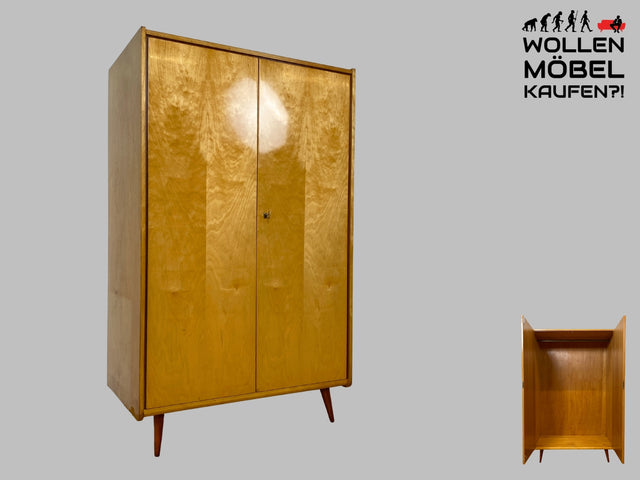 Minimalistischer heller 60er Jahre Kleiderschrank mit Kleiderstange und konischen Füßen I Schrank Schlafzimmerschrank Wardrobe Garderobenschrank Vintage Mid-Century Retro I