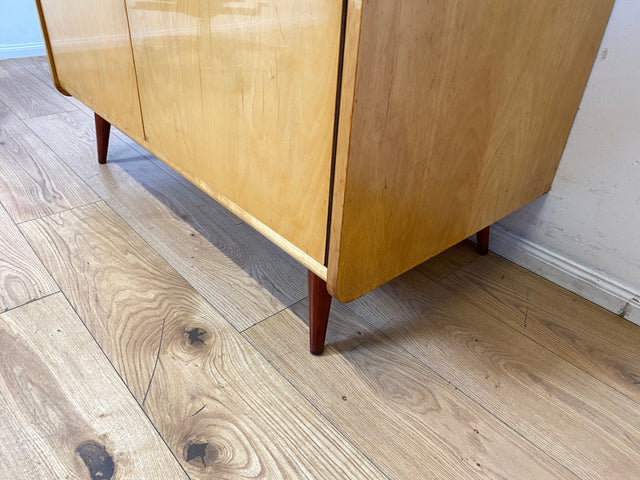 Minimalistischer heller 60er Jahre Kleiderschrank mit Kleiderstange und konischen Füßen I Schrank Schlafzimmerschrank Wardrobe Garderobenschrank Vintage Mid-Century Retro I