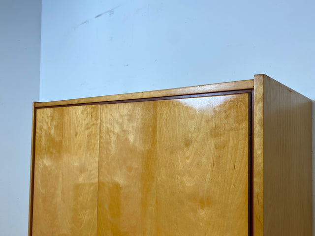 Minimalistischer heller 60er Jahre Kleiderschrank mit Kleiderstange und konischen Füßen