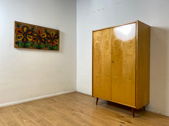 Minimalistischer heller 60er Jahre Kleiderschrank mit Kleiderstange und konischen Füßen I Schrank Schlafzimmerschrank Wardrobe Garderobenschrank Vintage Mid-Century Retro I