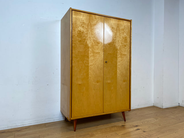 Minimalistischer heller 60er Jahre Kleiderschrank mit Kleiderstange und konischen Füßen I Schrank Schlafzimmerschrank Wardrobe Garderobenschrank Vintage Mid-Century Retro I