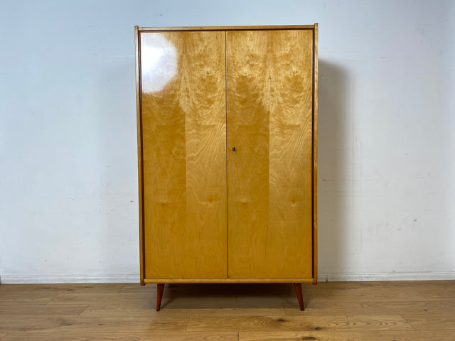 Minimalistischer heller 60er Jahre Kleiderschrank mit Kleiderstange und konischen Füßen